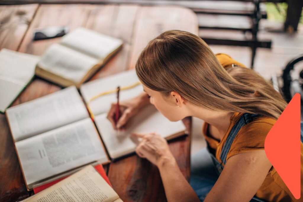 Estudante universitário aprendendo como conseguir horas complementares para faculdade com cursos e certificados online